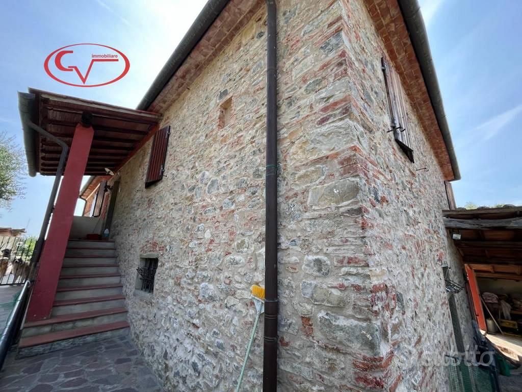 Rustico / Casale di 160 m² con più di 5 locali a M - Vista 2