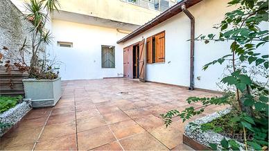 Bilocale con cortile