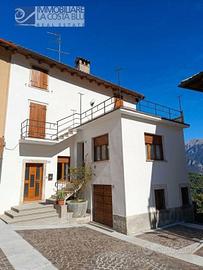 Rustico / Casale di 294 m² con 5 locali e box auto