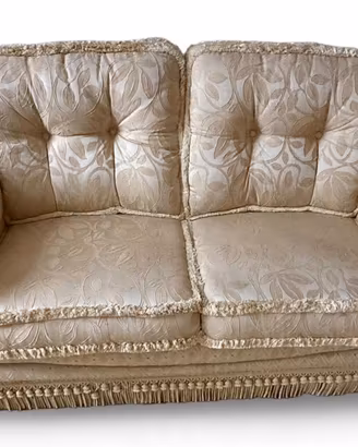 Salotto classico 3 pezzi. Stile classico elegante.