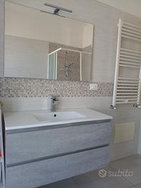 lavabo bagno con specchio e luce