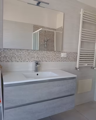 lavabo bagno con specchio e luce