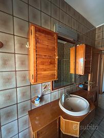 Mobile in legno bagno con soecchiera