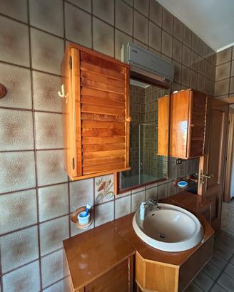 Mobile in legno bagno con soecchiera