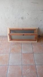 Finestra a basista in legno artigianale