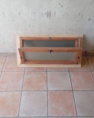Finestra a basista in legno artigianale