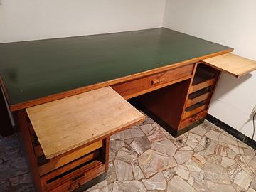 Stupenda scrivania primi 900 restaurata