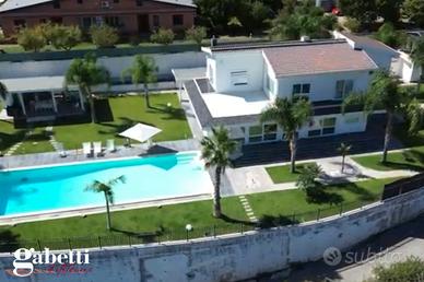 Parco dei Principi Villa con giardino e piscina