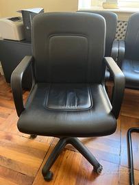 Sedia in pelle nera da ufficio