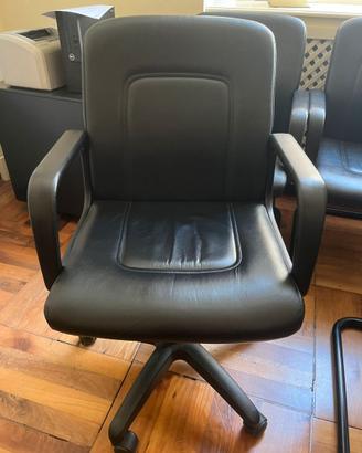 Sedia in pelle nera da ufficio