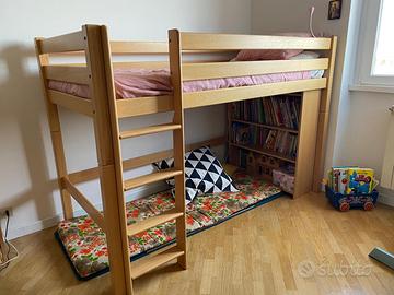 Letto a soppalco con libreria