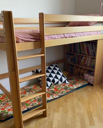 Letto a soppalco con libreria
