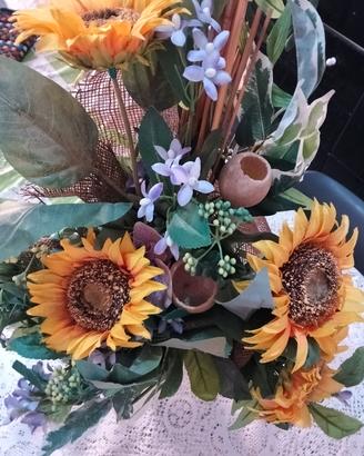 Splendido Bouquet con girasoli  grandi e fiori 