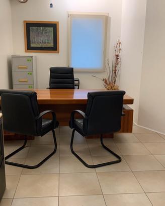Ufficio arredato