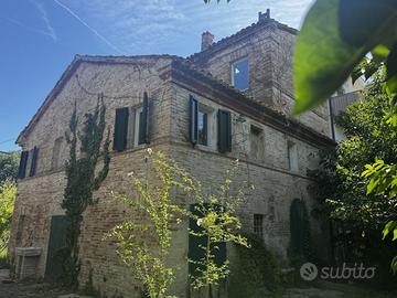 Porzione di casolare con corte, zona semicentrale