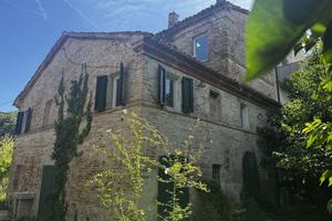 Porzione di casolare con corte, zona semicentrale