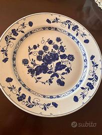 piatto con decorazioni floreali blu