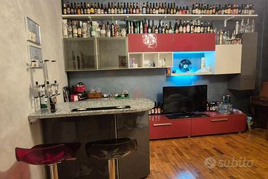 Soggiorno moderno completo con zona bar