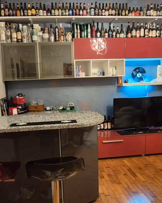 Soggiorno moderno completo con zona bar