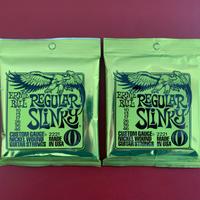 Due pacchi di corde per chitarra elettrica