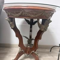 Tavolino in legno con intarsi in metallo