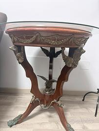 Tavolino in legno con intarsi in metallo