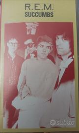 Lotto 3 VHS R.E.M. + OMAGGIO (Succumbs / Tourfilm