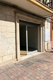 Locale commerciale sito in Via Recanati Gela 160mq