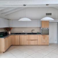 Cucina con elettrodomestici 