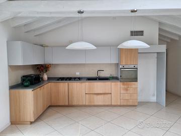 Cucina con elettrodomestici 