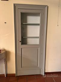 Antica porta in legno con mensola