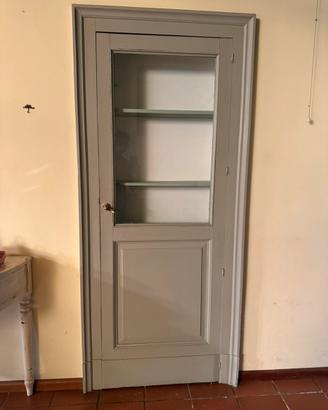 Antica porta in legno con mensola