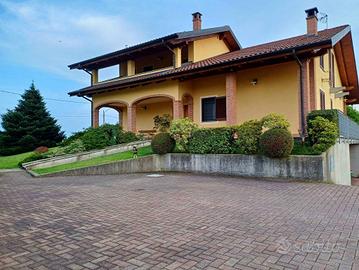 Villa di 389 m² con più di 5 locali e box auto dop