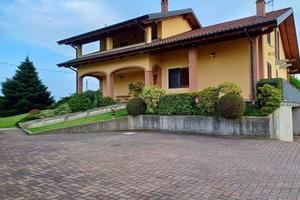 Villa di 389 m² con più di 5 locali e box auto dop