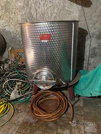 Serbatoio acciaio inox per vino da 700 litri