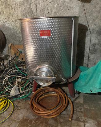 Serbatoio acciaio inox per vino da 700 litri