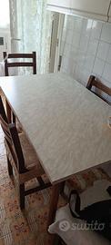 Tavolo allungabile e 6 sedie di legno