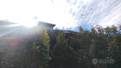 Bifamiliare panoramica con corte e piscina