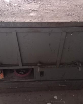 Distributore olio con vasche in ferro