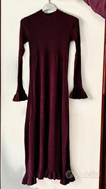Abito midi in maglia bordeaux con maniche a balza