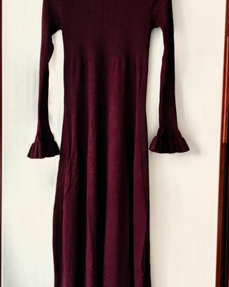 Abito midi in maglia bordeaux con maniche a balza
