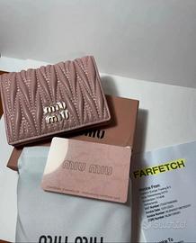 Miu Miu Portafoglio matelassé con logo. Nuovo
