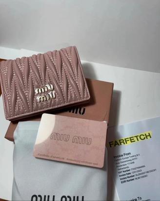 Miu Miu Portafoglio matelassé con logo. Nuovo