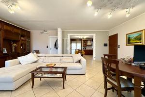 6 LOCALI A LA LOGGIA