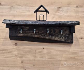 Portachiavi artigianale in legno e ferro – Casetta