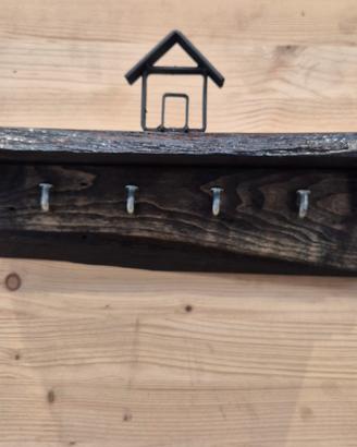 Portachiavi artigianale in legno e ferro – Casetta