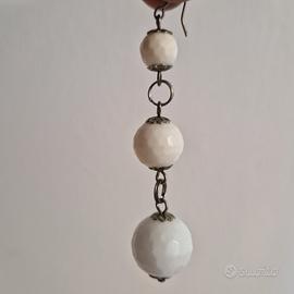Orecchini pendenti lunghi sfere bianche eleganti