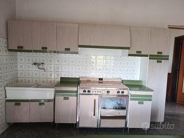 Cucina vintage verde con tavolo 