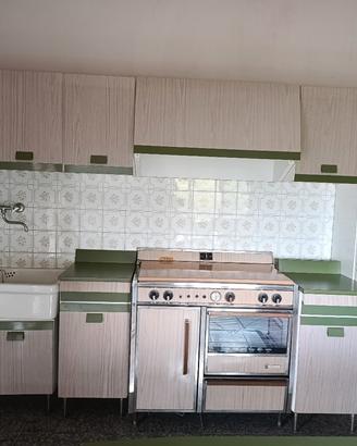 Cucina vintage verde con tavolo 