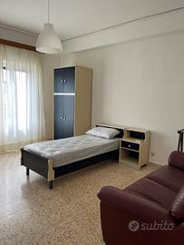 Ampia stanza singola con balcone
